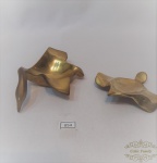 2 Enfeites esculturas em bronze assinadas  Piero Bauf - Italiano. Medida 10 cm x 11 cm