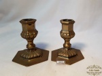 Par de castiçal em bronze , pes sextavados. Medida 10 cm de altura x 2 cm de diametro