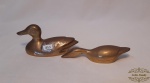 2 enfeites representando patos  em bronze. Medida 10cm x 4 cm