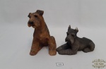 2 enfeites esculturas  de cachorro em resina. Apresenta  fallhas s na orelha. Medida15  cm de altura , menor 8 cm