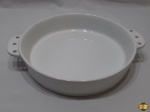 Travessa redonda em porcelana refratária branca. Medindo 28cm de diâmetro x 6cm de altura.