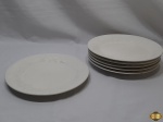 Jogo de 6 pratos rasos de mesa em porcelana branca com relevos. Medindo 27,5cm de diâmetro. Um dos pratos possui um bicado.