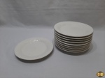 Jogo de 10 pratos de bolo em porcelana branca com relevos. Medindo 19,5cm de diâmetro. Um dos pratos possui um bicado.