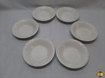 Jogo de 6 pratos de sopa/massa em porcelana branca com relevos. Medindo 20,5cm de diâmetro.