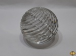 Pesado enfeite na forma de bola lapidado com ondas em vidro. Medindo 13cm de altura x 14cm de diâmetro. Pesando mais de 3kg.