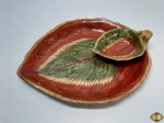 Centro de mesa na forma de folha em cerâmica pintada. Medindo 38,5cm x 29cm.