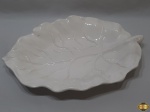 Grande centro de mesa, fruteira em porcelana branca na forma de folha. Medindo 51cm x 33,5cm.