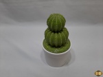 Caixa na forma de cactus em porcelana. Medindo 8,5cm de altura x 10,5cm de diâmetro de boca.