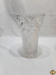 Vaso floreira em cristal ricamente moldado. Medindo 25cm de altura x 15,5cm de diâmetro de boca.