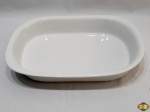 Travessa retangular funda em porcelana refratária branca. Medindo 36,5cm x 27cm x 6cm de altura.