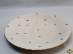 Prato de bolo, pudim em porcelana Tcheca floral, com friso ouro. Medindo 32,5cm de diâmetro.  Leves falhas em algumas flores.