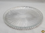 Prato de doce, pudim em vidro moldado. Medindo 30cm de diâmetro. Com bicados na parte inferior do prato.