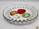 Fruteira em porcelana pintada com a borda vazada. Medindo 27,5cm de diâmetro.