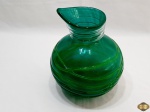 Jarra bojuda em vidro de murano verde, assinada Glass Studio. Medindo 20cm de altura.