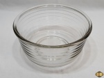 Tigela de batedeira em vidro Pyrex. Medindo 23cm de diâmetro x 11cm de altura.
