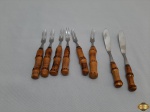 Jogo de 6 garfos de petisco e 2 espatulas de pasta em aço inox com pega em bambu. Medindo a espatula 12,5cm de comprimento.