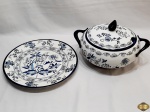 Linda sopeira com presentuir em porcelana Schmidt pintada à mão. Medindo a sopeira 32cm alça alça x 11,5cm de altura.