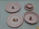 Kit infantil com 4 peças em porcelana Vista Alegre. Composto de prato de mesa, prato de sopa, prato de sobremesa e xícara.