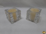 Par de castiçal na forma de cubo em bloco de vidro da butique Le Lis Blanc. Medindo 9cm de altura.