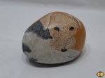 Apara porta em pedra com pintura de Fox Terrier. Medindo 17,5cm de comprimento x 12,5cm de altura. Pesando 3,9kg.