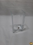 Vaso floreira retangular em cristal Turco incolor, selada, base pesada. Medindo 10,5cm x 8,5cm x 18,5cm de altura.