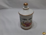 Antigo pote de farmácia em porcelana pintada à mão com friso ouro. Medindo 10,5cm de diâmetro x 18cm de altura.