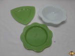 Lote composto de petisqueira triangular, travessa redonda funda e prato na forma de flor em vidro colorido. Medindo a travessa redonda funda 16cm de diâmetro x 5,5cm de altura.
