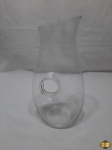 Decanter em vidro incolor. Medindo 30cm de altura. Leve bicado na borda.