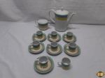 Jogo de servir café com 9 peças em porcelana Vista Alegre. Composto de 8 xícaras, 7 pires, bule e açucareiro (pega da tampa quebrada).