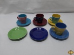 Jogo de 4 xícaras de café e 6 pires em porcelana colorida.