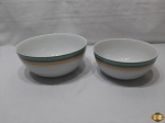 Jogo de 2 travessas redondas funda em porcelana Vista Alegre. Medindo a maior 24,5cm de diâmetro x 10,5cm de altura.