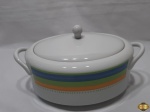 Sopeira, legumeira em porcelana Vista Alegre. Medindo 30cm alça alça x 15,5cm de altura.