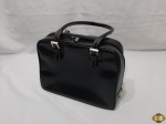 Bolsa feminina da Lenny e Cia em couro legítimo. Medindo 30cm x 22,5cm x 13,5cm de profundidade.