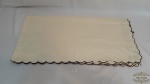Toalha de Mesa Quadrada com borda com Ondas na Cor Creme.Medidas: composição algodão e polistrer , marca de guardado ,160x 160
