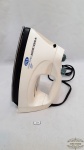 Ferro de Passar a Vapor Black e Decker Quick Easy 310. Funcionando. Medidas: 25,5 Altura x 13 Largura. 120 Volts 1200 W, o spray nao esta funcionando