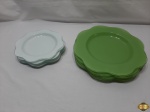 Jogo de 12 pratos em vidro colorido na forma de flor. Sendo 6 verdes com 33cm de diâmetro e 6 brancos com 23,5cm de diâmetro.