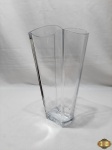 Vaso floreira em grosso cristal moldado. Medindo 16cm x 12,5cm de boca x 30,5cm de altura.