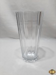Vaso floreira em grosso cristal moldado. Medindo 12,5cm de diâmetro de boca x 25cm de altura.