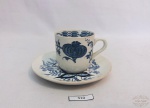 Meissen -Antiga xícara de café modelo cebolinha em porcelana Alemã Meissen. Medida: 14x 8,5cm de comprimento e 4,5cm de altura. Apresenta marcas do tempo