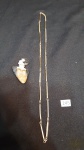 Bijuterias- 1 colar  de canutilho em metal dourado e 1 broche  feminino.Medidas: cordão 36 cm de comprimento.