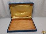 Caixa em madeira revestida com interior em veludo. Medindo 51cm x 46,5cm x 11,5cm de altura.