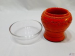 Lote composto de petisqueira bowl em cristal e vaso floreira em porcelana italiana com relevos. Medindo o vaso 11cm de altura.