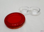 Lote composto de petisqueira dupla em vidro e petisqueira redonda em vidor vermelho. Medindo a petisqueira redonda 12,5cm de diâmetro x 3cm de altura.