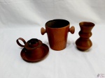 Lote composto de floreira em cobre com pega em madeira, palmatória em cobre e floreira em bronze torneado.