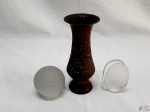 Lote composto de floreira em latão cinzelado, peso de papel na forma de bola em vidro fosco e porta cartões em vidro fosco. Medindo o vaso 17,5cm de altura.
