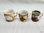 Lote de 2 xícaras de café em porcelana dita caipira e 1 xícara de café em porcelana oriental.