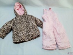 Casaco e calça infantil da Carter's em nylon acolchoado, para 12 meses.