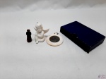 Lote diverso, composto de enfeite de anjo em porcelana branca, manual de orações exercícios piedosos de 1942, etc.