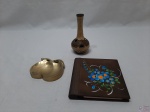 Lote composto de petisqueira na forma de maça em bronze, vaso floreira em metal esmaltado e bloco de anotações com capa em madeira. Medindo o vaso 13cm de altura.