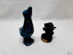 Lote de 2 enfeites, sendo um na forma de ave em porcelana e um na forma de elefante indiano em metal. Medindo a ave 20,5cm de altura.